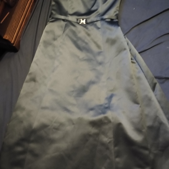 Dresses - Picture 4 of 5